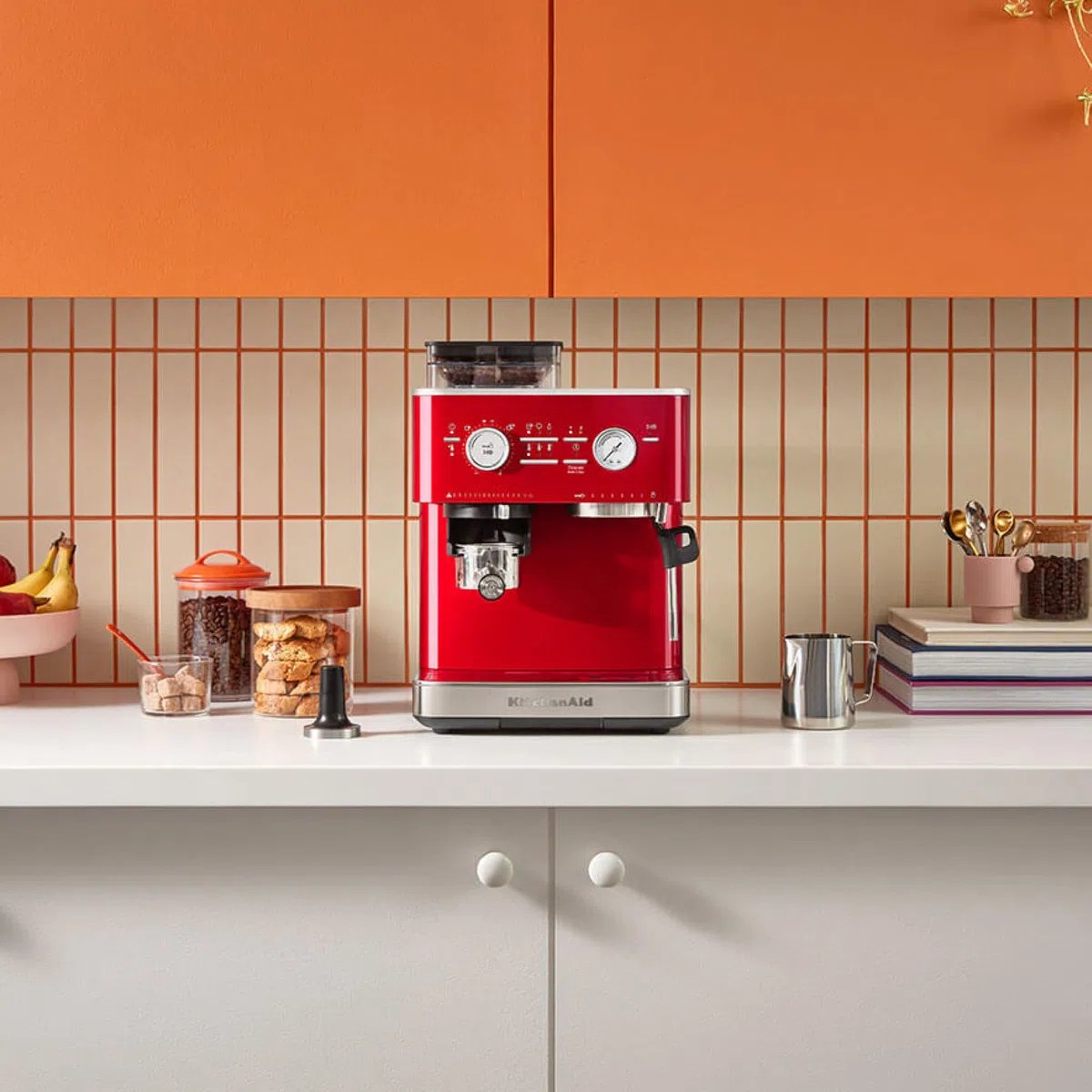 KitchenAid Cafetera espresso semiautomática con molinillo integrado - 15 niveles de molienda, control PID, bomba de 15 bar, vaporizador y diseño de acero inoxidable - Rojo
