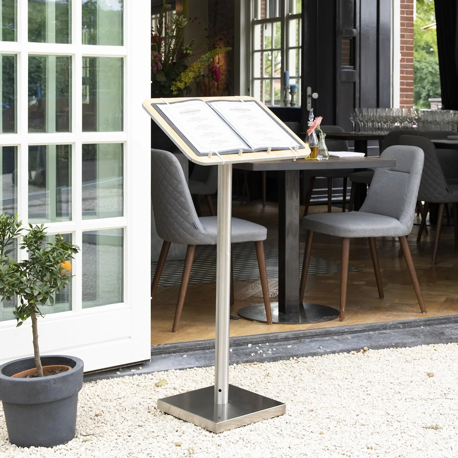 SECURIT - Porta Folleto con Poste y Base - Acero Inoxidable + Panel de Madera Laminada - Bandas Elásticas y Soportes Integrados - Restaurante, Cafetería, Bar - 113,7 x 54,2 x 36,7 cm