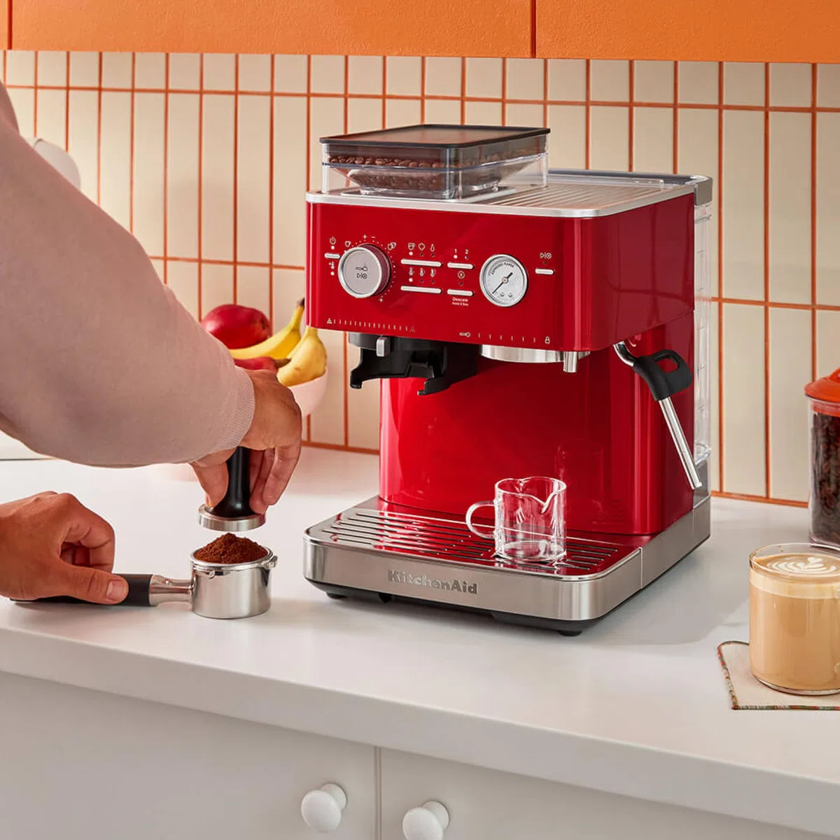 KitchenAid Cafetera espresso semiautomática con molinillo integrado - 15 niveles de molienda, control PID, bomba de 15 bar, vaporizador y diseño de acero inoxidable - Rojo
